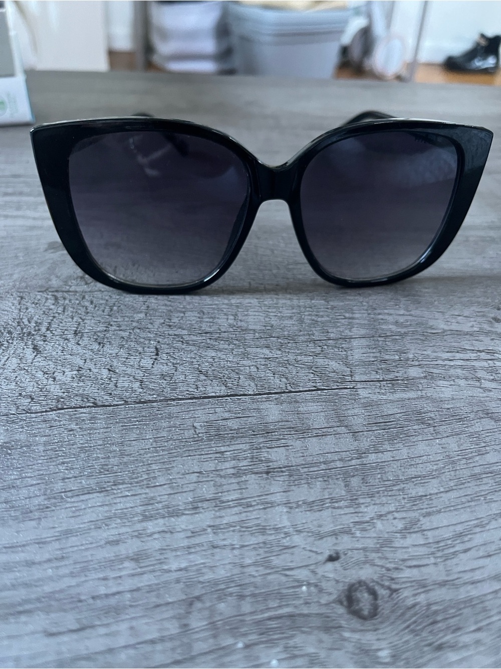 Tommy Hilfiger Black Cat-Eye Sunglasses with Gradient Lenses chic and trendy